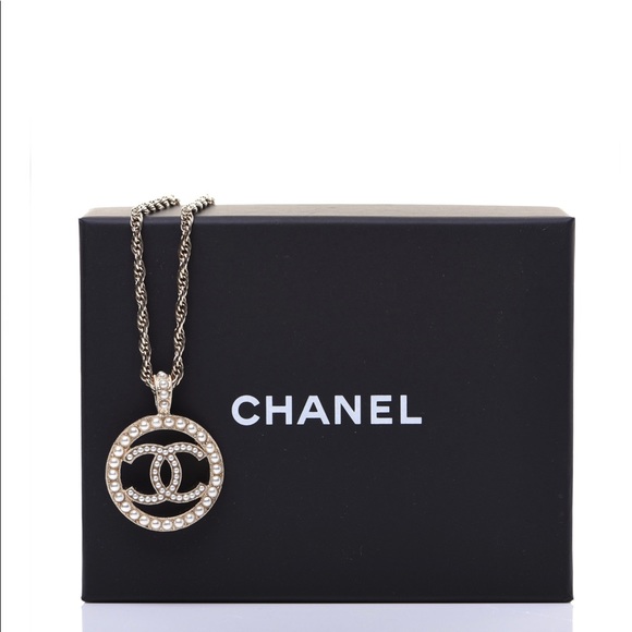 Chanel Pearl CC Round Pendant Necklace - Picture 6 of 6